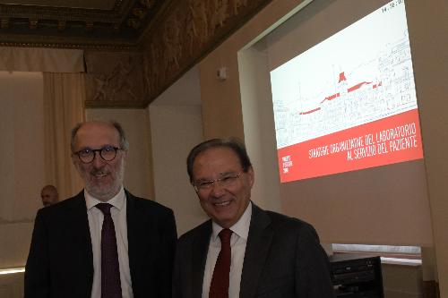 Il vicegovernatore del Friuli Venezia Giulia, Riccardo Riccardi, e il dottor Maurizio Ruscio al convegno sulle "Strategie organizzative del Laboratorio al servizio del paziente".